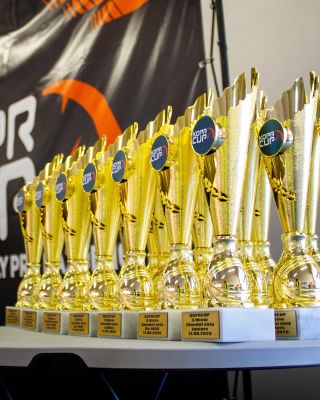 Když se propojí rychlost, výkon a preciznost, vznikne ocenění, které má váhu 🏎️Pro poslední závody @koprcup jsme vytvořili...